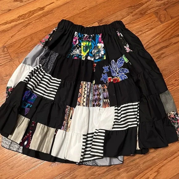 Colorful patterned black skirt - Picture 2 of 2